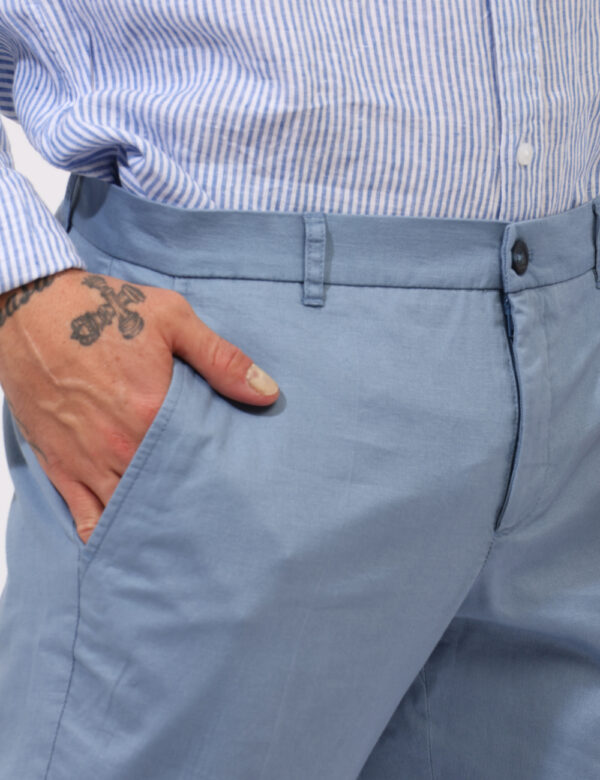 Pantaloni Guess Blu - Pantaloni in misto cotone/lino ed in total blu denim light. Presenti tasche a taglio trasversale sul f