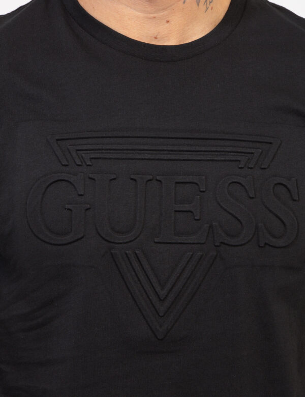 T-shirt Guess Nero - T-shirt classica in total nero con stampa logo brand sagomata. La vestibilità è morbida e regolare. La