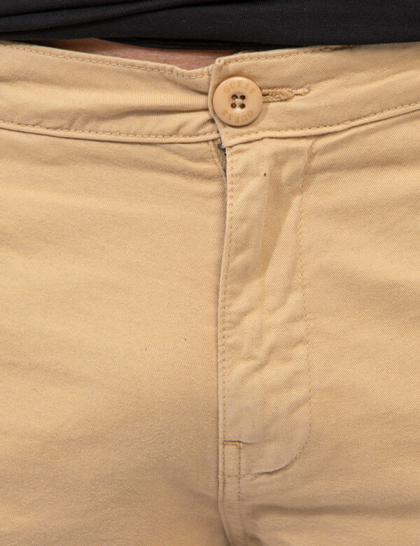 Pantaloni Guess Beige - Pantaloni simil jeans in total beige con tasche sagomate sul fronte e tasche a taglio sul retro con