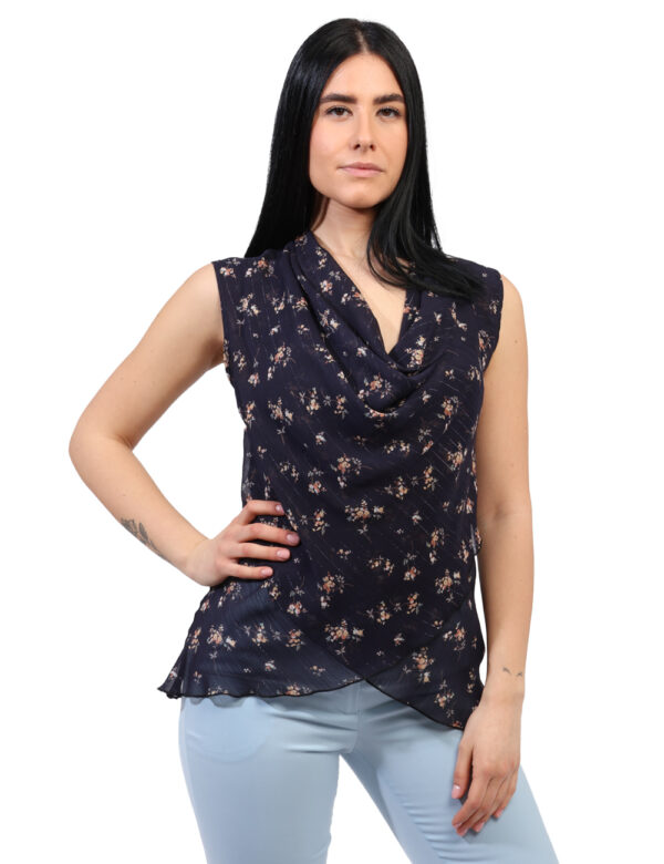 Top Materica Blu - Top a giromanica in viscosa, su base blu navy con stampa floreale allover beige. La vestibilità è morbida