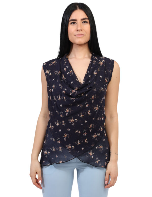 Top Materica Blu - Top a giromanica in viscosa, su base blu navy con stampa floreale allover beige. La vestibilità è morbida