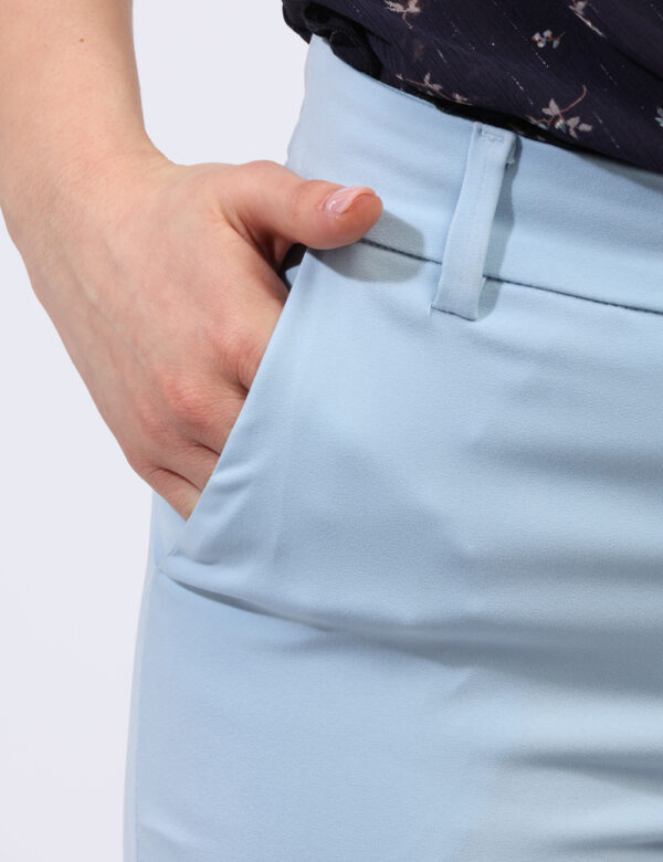 Pantaloni Materica Azzurro - Pantaloni eleganti in total azzurro pastello. La vestibilità è morbida e pratica grazie a botto