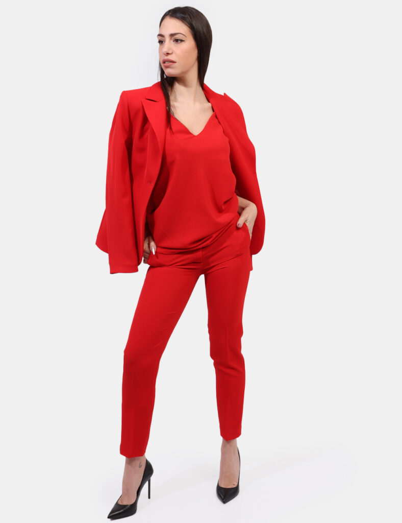 Pantaloni Materica Rosso - Pantaloni eleganti in total rosso. La vestibilità è morbida e pratica grazie a bottone ad asola i