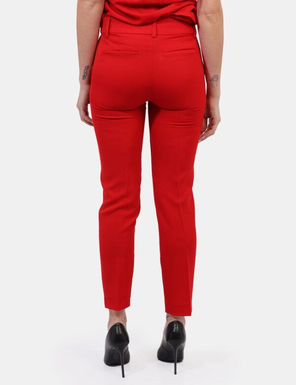 Pantaloni Materica Rosso - Pantaloni eleganti in total rosso. La vestibilità è morbida e pratica grazie a bottone ad asola i