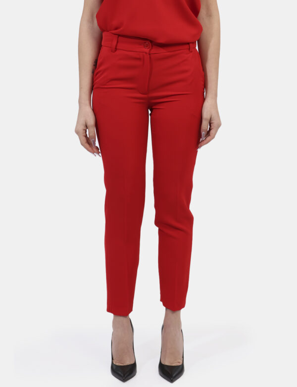 Pantaloni Materica Rosso - Pantaloni eleganti in total rosso. La vestibilità è morbida e pratica grazie a bottone ad asola i