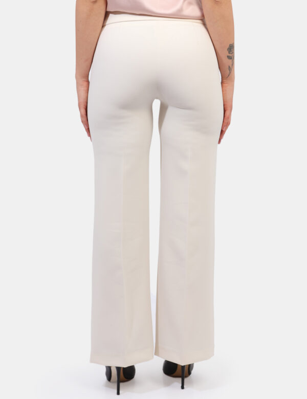 Pantaloni Materica Bianco - Pantaloni eleganti in total bianco burro. La vestibilità è morbida e pratica grazie a bottone ad