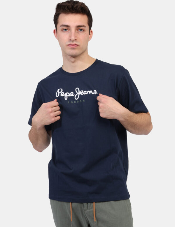 T-shirt Pepe Jeans Blu - T-shirt classica in total blu navy con piccola stampa logo brand bianca. La vestibilità è morbida e