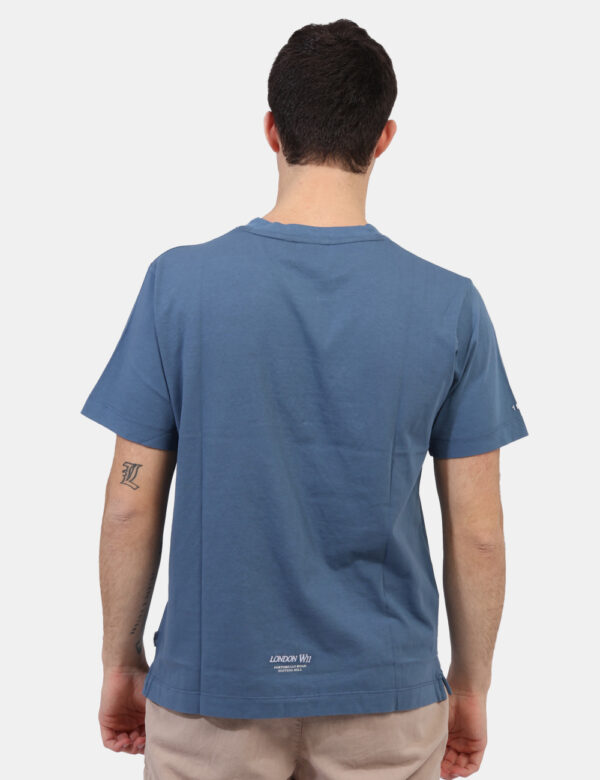 T-shirt Pepe Jeans Blu - T-shirt classica in total blu avio con piccola stampa logo brand sagomata sul fronte. La vestibilit