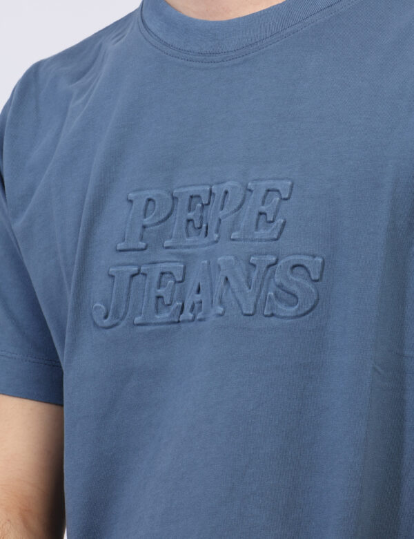 T-shirt Pepe Jeans Blu - T-shirt classica in total blu avio con piccola stampa logo brand sagomata sul fronte. La vestibilit