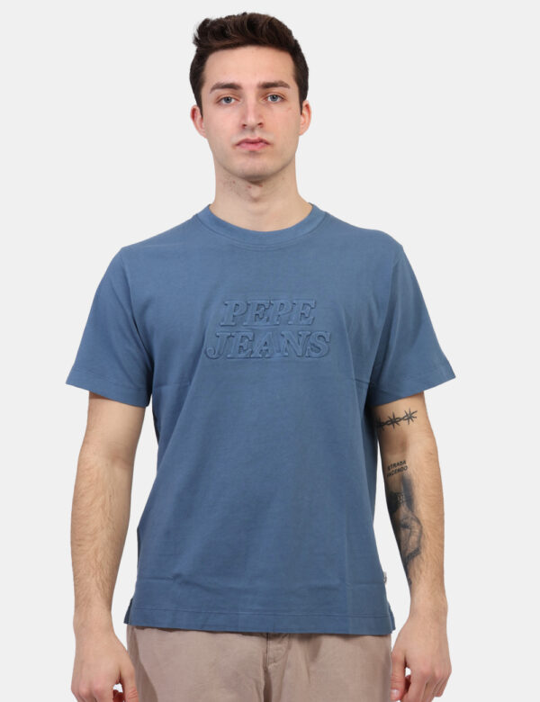 T-shirt Pepe Jeans Blu - T-shirt classica in total blu avio con piccola stampa logo brand sagomata sul fronte. La vestibilit