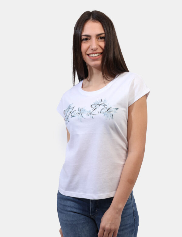 T-shirt Yes Zee Bianco - T-shirt classica su base bianca con stampa tendente all'azzurro arricchita da glitter argentati. La