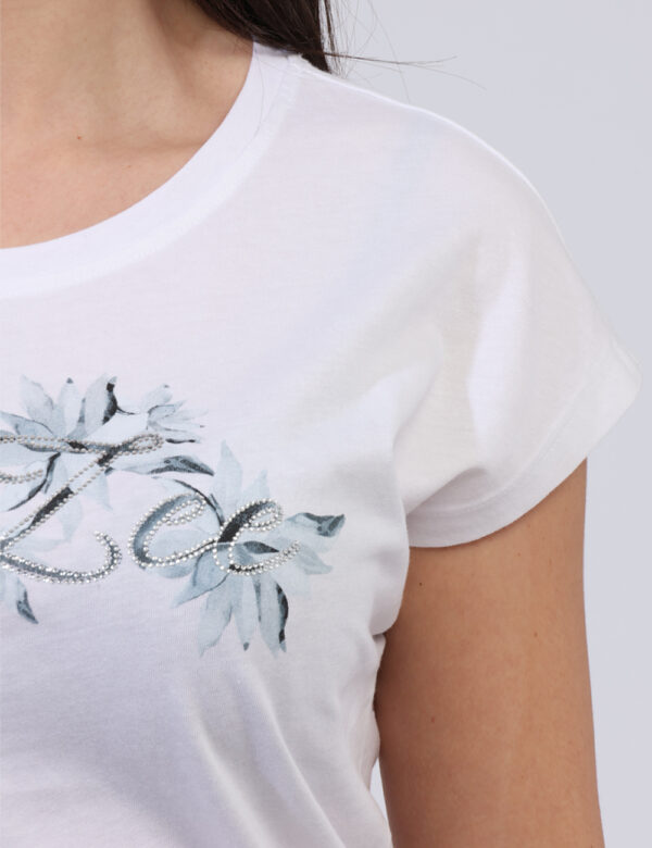 T-shirt Yes Zee Bianco - T-shirt classica su base bianca con stampa tendente all'azzurro arricchita da glitter argentati. La