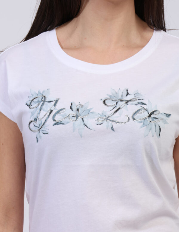 T-shirt Yes Zee Bianco - T-shirt classica su base bianca con stampa tendente all'azzurro arricchita da glitter argentati. La