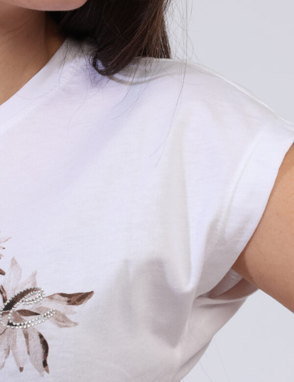 T-shirt Yes Zee Bianco - T-shirt classica su base bianca con stampa tendente al beige arricchita da glitter argentati. La ve