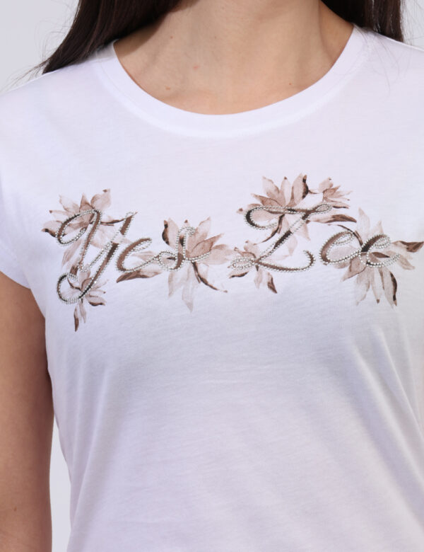 T-shirt Yes Zee Bianco - T-shirt classica su base bianca con stampa tendente al beige arricchita da glitter argentati. La ve