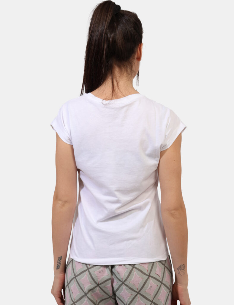 T-shirt Yes Zee Bianco - T-shirt classica su base bianca con stampa tendente al nero arricchita da glitter argentati. La ves