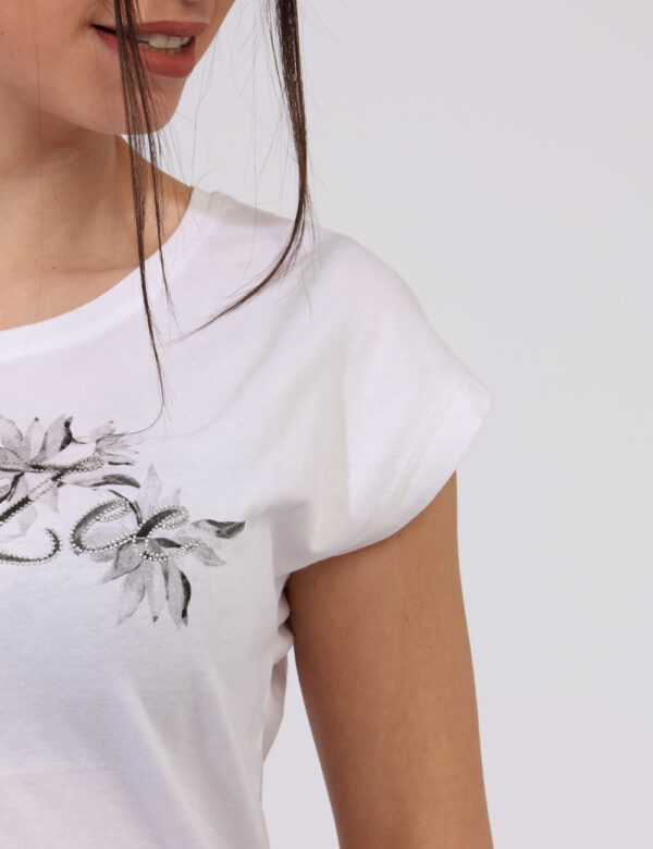 T-shirt Yes Zee Bianco - T-shirt classica su base bianca con stampa tendente al nero arricchita da glitter argentati. La ves