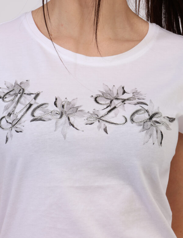 T-shirt Yes Zee Bianco - T-shirt classica su base bianca con stampa tendente al nero arricchita da glitter argentati. La ves