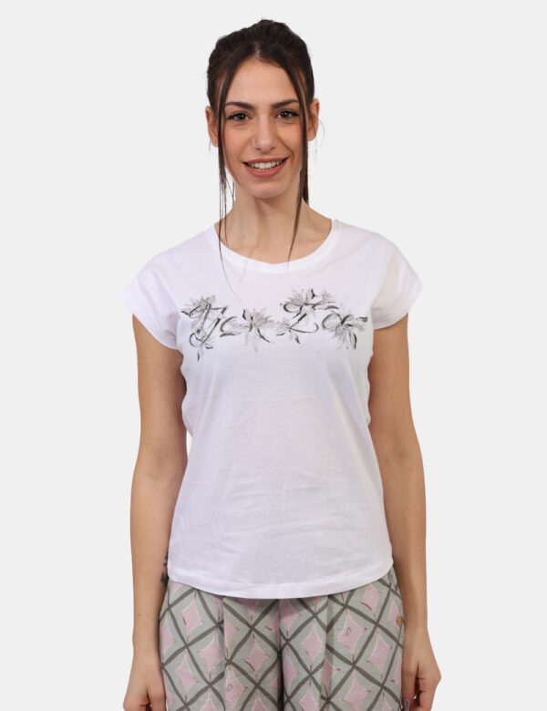 T-shirt Yes Zee Bianco - T-shirt classica su base bianca con stampa tendente al nero arricchita da glitter argentati. La ves