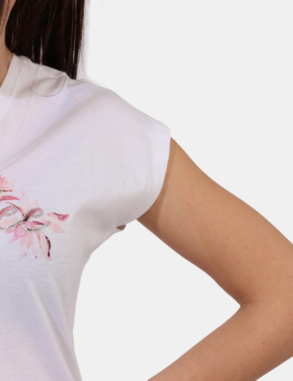 T-shirt Yes Zee Bianco - T-shirt classica su base bianca con stampa tendente al rosa arricchita da glitter argentati. La ves