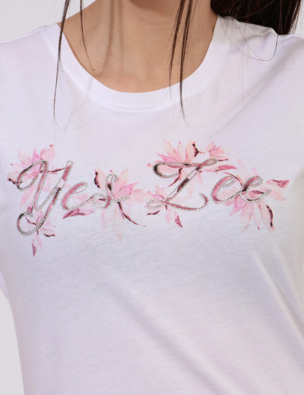 T-shirt Yes Zee Bianco - T-shirt classica su base bianca con stampa tendente al rosa arricchita da glitter argentati. La ves