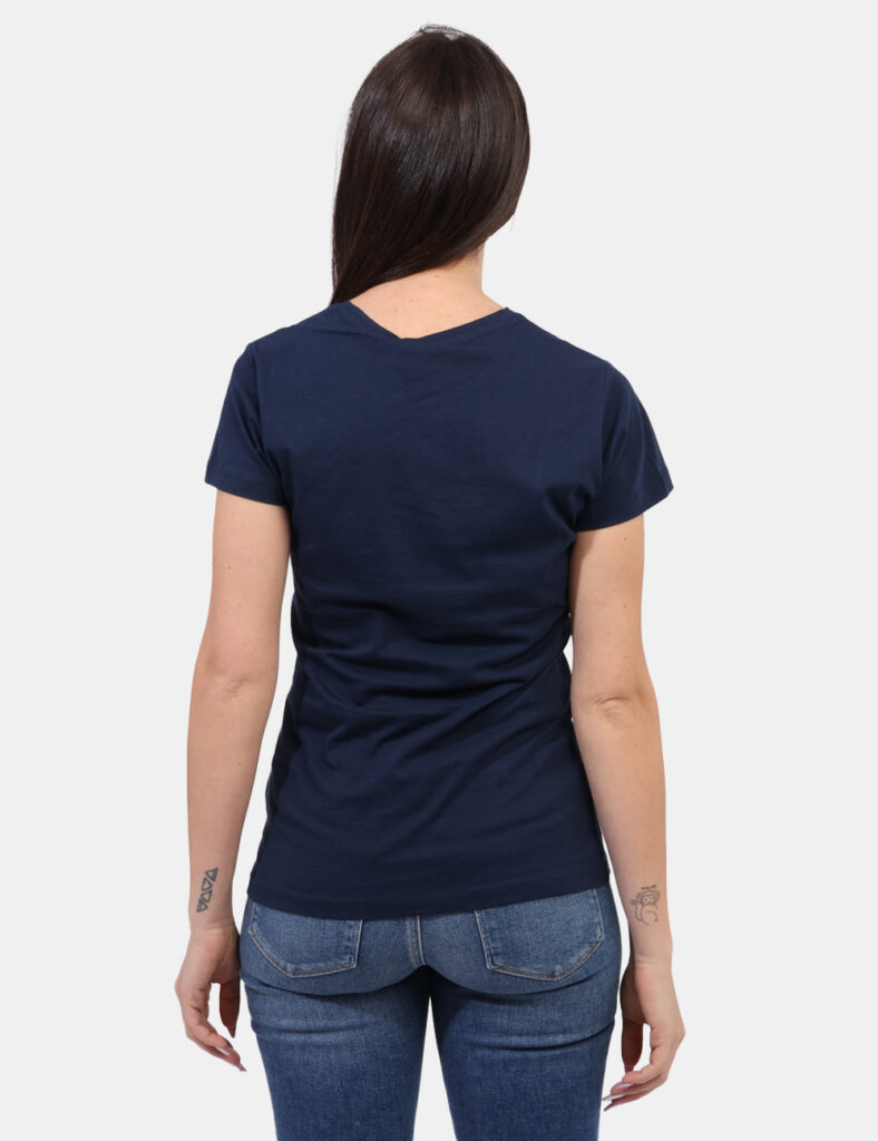 T-shirt Yes Zee Blu - T-shirt classica su base blu navy con colorata stampa brandizzata arricchita da glitter dorati. La ves