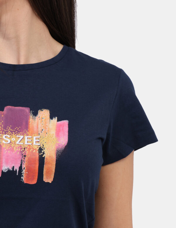 T-shirt Yes Zee Blu - T-shirt classica su base blu navy con colorata stampa brandizzata arricchita da glitter dorati. La ves