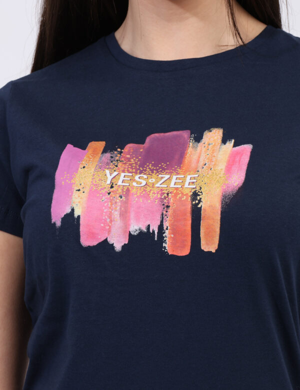 T-shirt Yes Zee Blu - T-shirt classica su base blu navy con colorata stampa brandizzata arricchita da glitter dorati. La ves