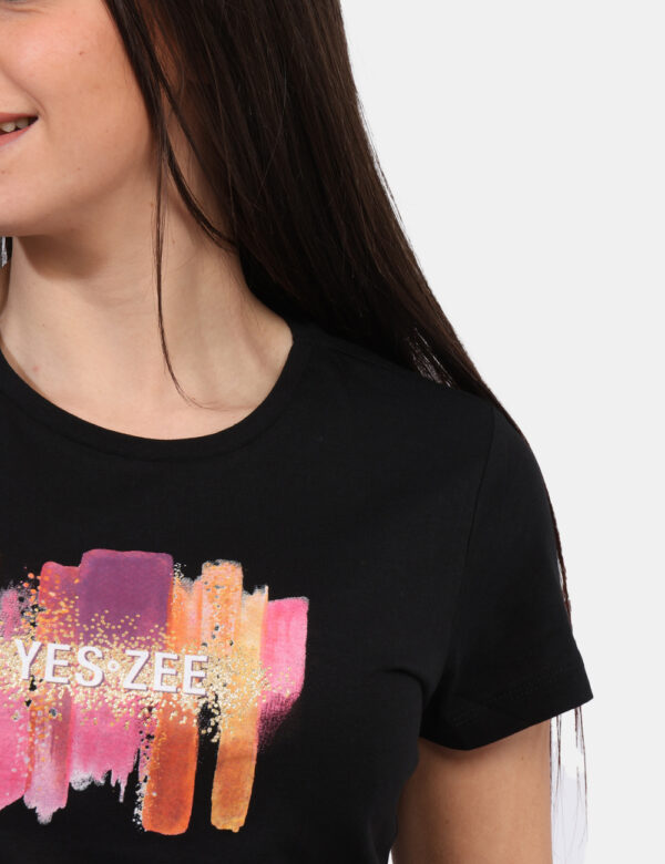 T-shirt Yes Zee Nero - T-shirt classica su base nera con colorata stampa brandizzata arricchita da glitter dorati. La vestib