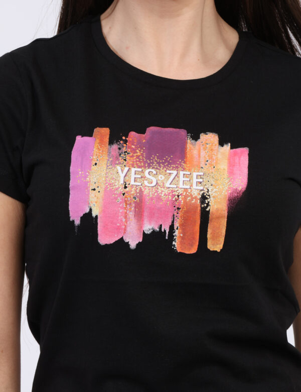 T-shirt Yes Zee Nero - T-shirt classica su base nera con colorata stampa brandizzata arricchita da glitter dorati. La vestib