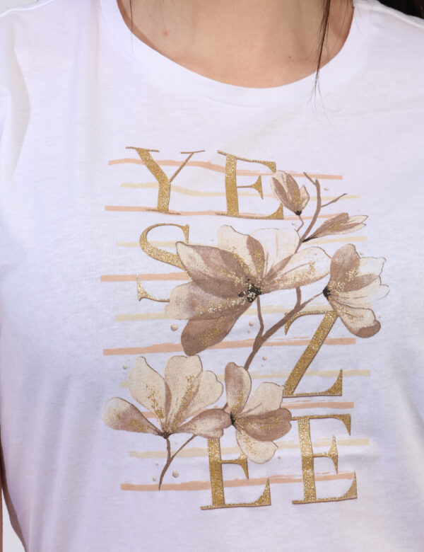 T-shirt Yes Zee Bianco - T-shirt classica su base bianca con stampa floreale brandizzata arricchita da glitter dorati. La ve