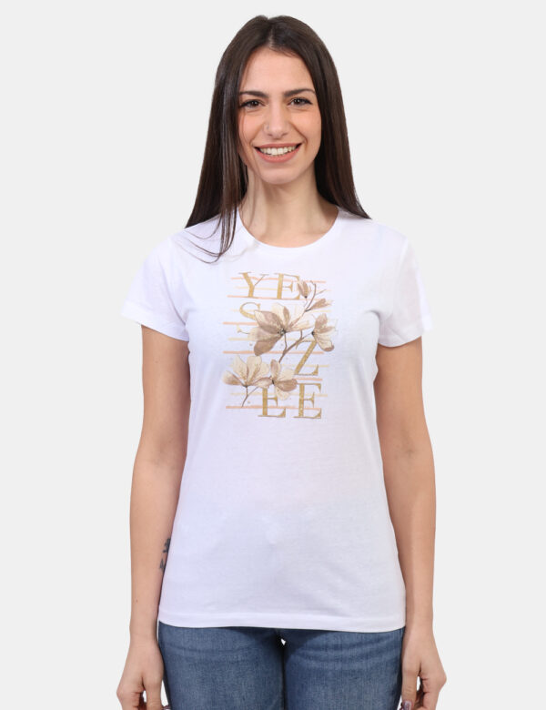 T-shirt Yes Zee Bianco - T-shirt classica su base bianca con stampa floreale brandizzata arricchita da glitter dorati. La ve