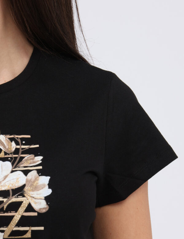 T-shirt Yes Zee Nero - T-shirt classica su base nera con stampa floreale brandizzata arricchita da glitter dorati. La vestib