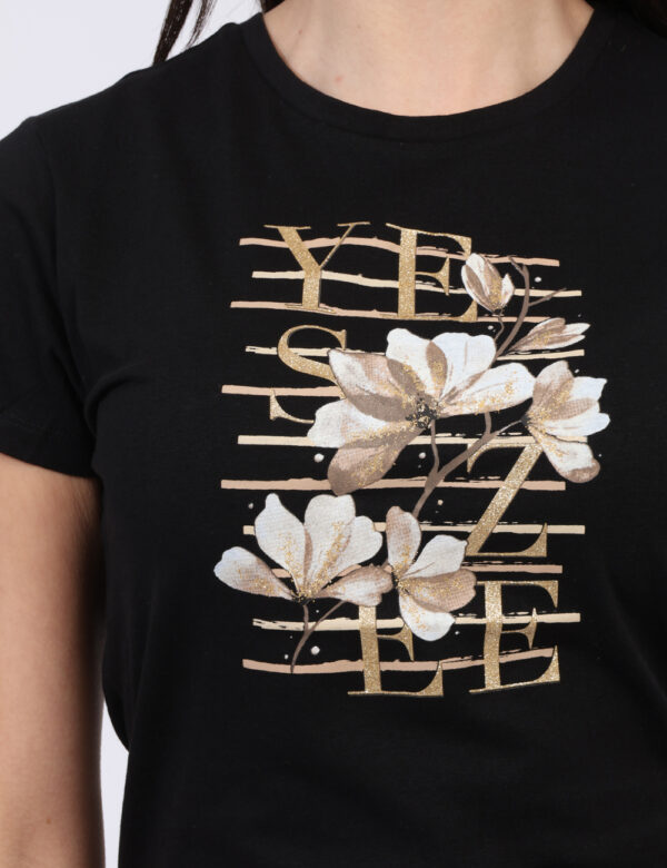 T-shirt Yes Zee Nero - T-shirt classica su base nera con stampa floreale brandizzata arricchita da glitter dorati. La vestib