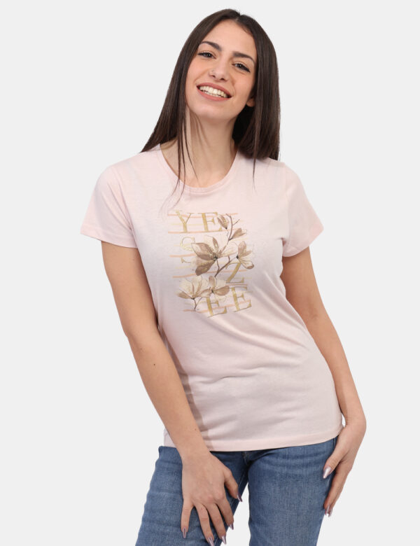 T-shirt Yes Zee Rosa - T-shirt classica su base rosa tenue con stampa floreale brandizzata arricchita da glitter dorati. La