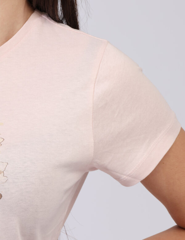 T-shirt Yes Zee Rosa - T-shirt classica su base rosa tenue con stampa floreale brandizzata arricchita da glitter dorati. La