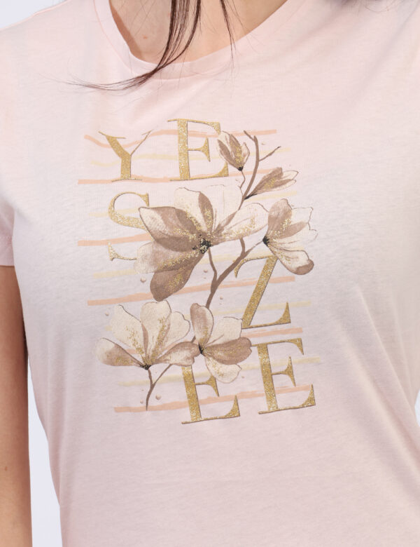 T-shirt Yes Zee Rosa - T-shirt classica su base rosa tenue con stampa floreale brandizzata arricchita da glitter dorati. La