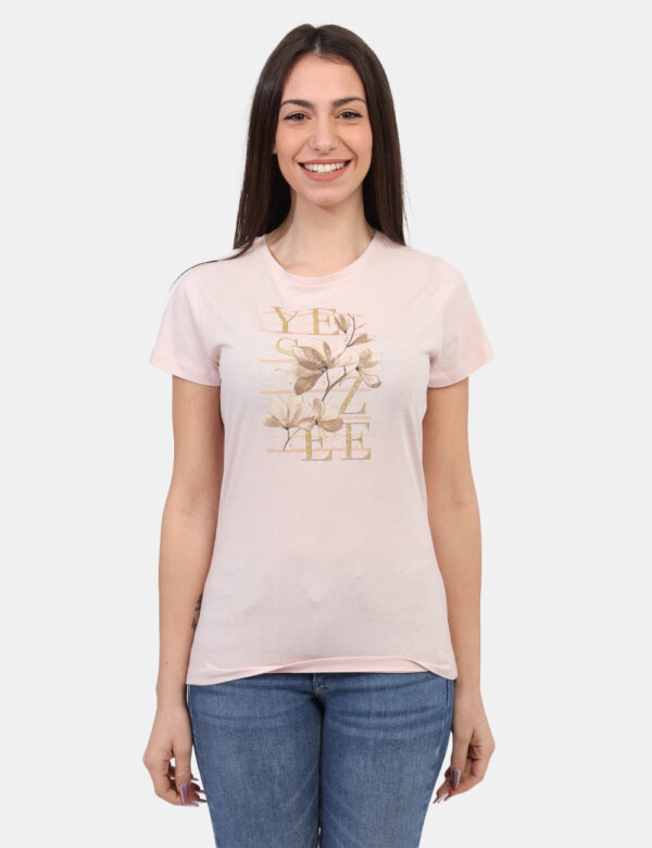 T-shirt Yes Zee Rosa - T-shirt classica su base rosa tenue con stampa floreale brandizzata arricchita da glitter dorati. La