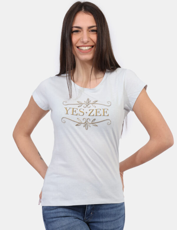 T-shirt Yes Zee Azzurro - T-shirt classica su base azzurrina con stampa dorata logo brand. La vestibilità è morbida e regola