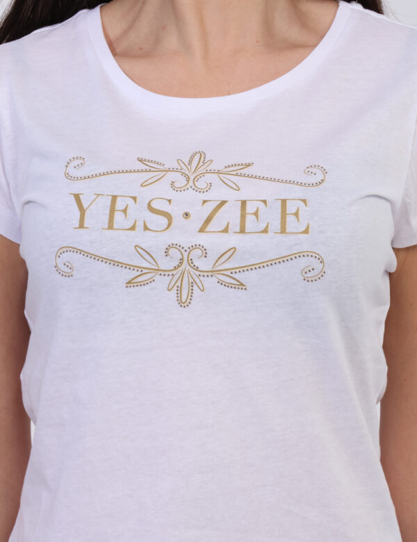 T-shirt Yes Zee Bianco - T-shirt classica su base bianca con stampa dorata logo brand. La vestibilità è morbida e regolare.