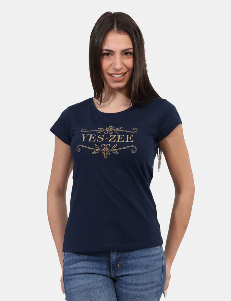 T-shirt Yes Zee Blu - T-shirt classica su base blu navy con stampa dorata logo brand. La vestibilità è morbida e regolare. L