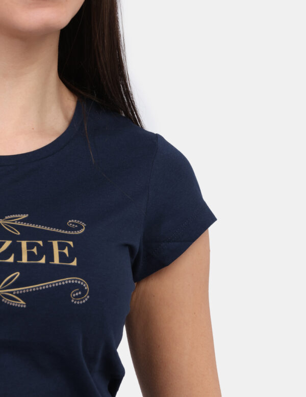 T-shirt Yes Zee Blu - T-shirt classica su base blu navy con stampa dorata logo brand. La vestibilità è morbida e regolare. L