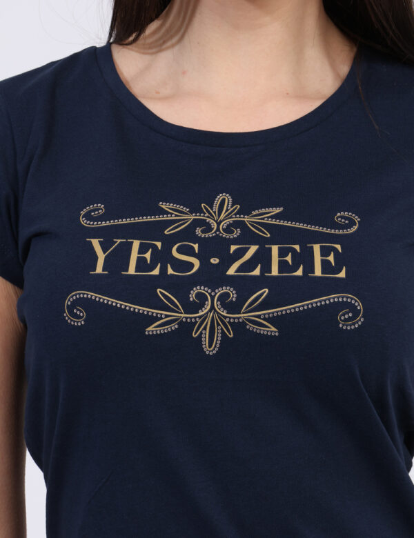 T-shirt Yes Zee Blu - T-shirt classica su base blu navy con stampa dorata logo brand. La vestibilità è morbida e regolare. L