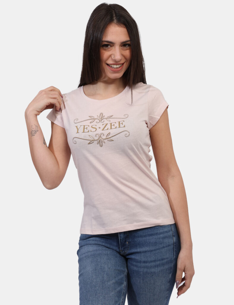 T-shirt Yes Zee Rosa - T-shirt classica su base rosa tenue con stampa dorata logo brand. La vestibilità è morbida e regolare