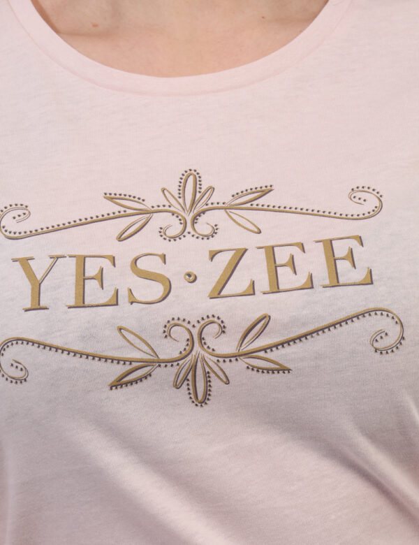 T-shirt Yes Zee Rosa - T-shirt classica su base rosa tenue con stampa dorata logo brand. La vestibilità è morbida e regolare