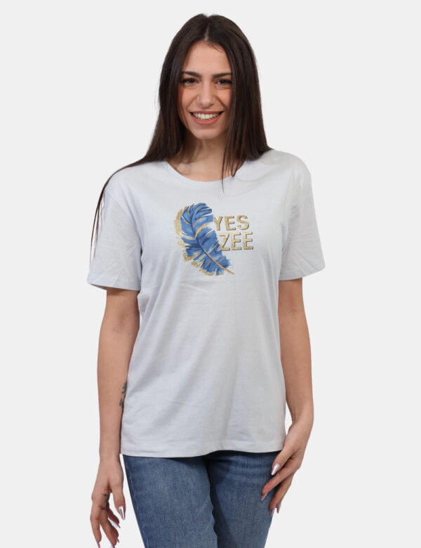 T-shirt Yes Zee Azzurro - T-shirt classica su base azzurrina con stampa brandizzata e arricchita da glitter dorati. La vesti