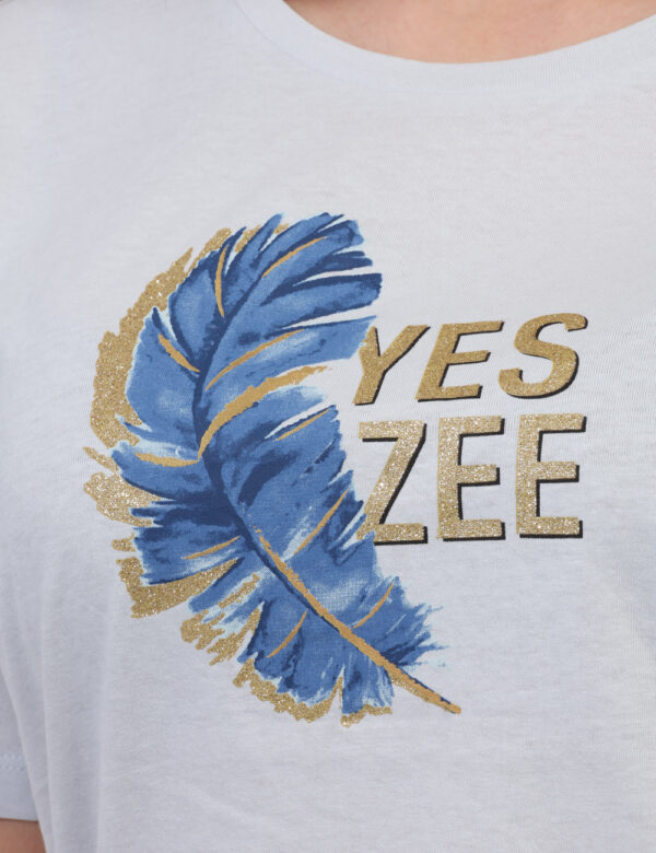 T-shirt Yes Zee Azzurro - T-shirt classica su base azzurrina con stampa brandizzata e arricchita da glitter dorati. La vesti