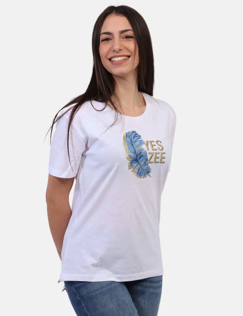 T-shirt Yes Zee Bianco - T-shirt classica su base bianca con stampa brandizzata e arricchita da glitter dorati. La vestibili