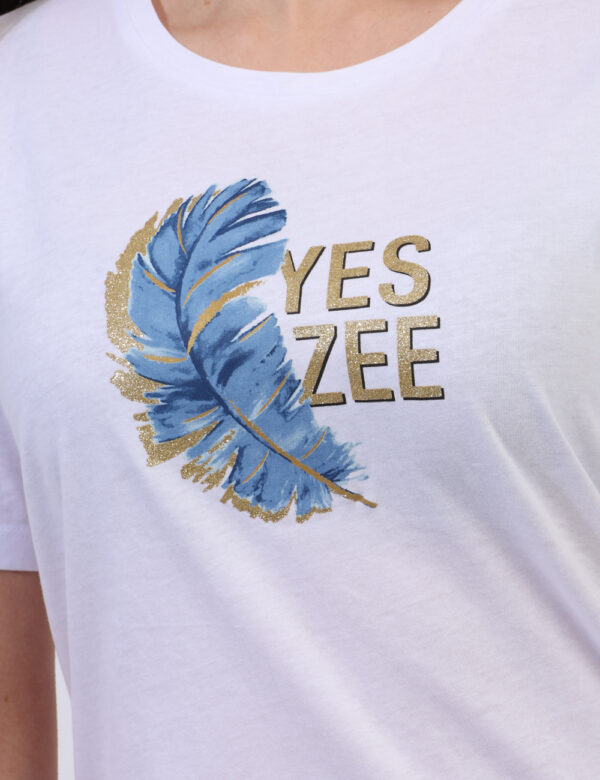 T-shirt Yes Zee Bianco - T-shirt classica su base bianca con stampa brandizzata e arricchita da glitter dorati. La vestibili