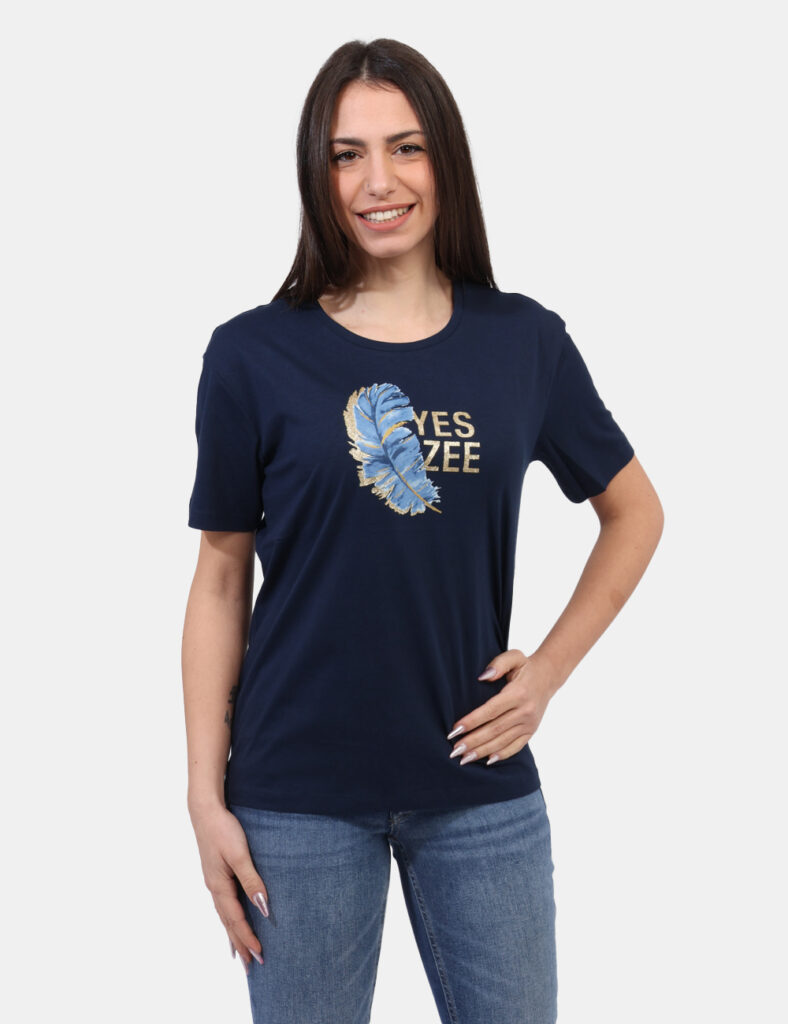 T-shirt Yes Zee Blu - T-shirt classica su base blu navy con stampa brandizzata e arricchita da glitter dorati. La vestibilit